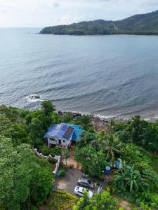 eine Luftaufnahme eines Hauses mit einer Solaranlage am Strand in der Unterkunft Soul Shine Beach House Cozy Studio with Wi-Fi in Bacungan