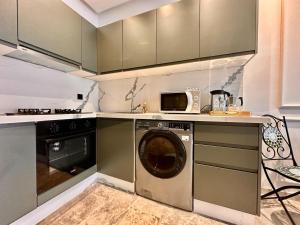 カサブランカにあるCozy, Elegant Apartment, Parking and Fiberの洗濯機と電子レンジ付きのキッチン