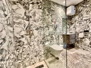 カサブランカにあるCozy, Elegant Apartment, Parking and Fiberのトイレとガラスのシャワー付きのバスルーム +8枚の写真