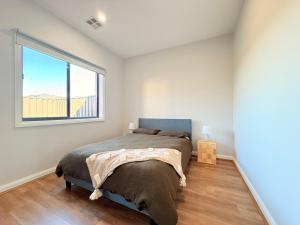 Fotografie z fotogalerie ubytování Deluxe Bedroom I HERstay at Mt Atkinson v destinaci Truganina