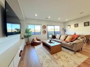 TV a/nebo společenská místnost v ubytování Deluxe Bedroom I HERstay at Mt Atkinson