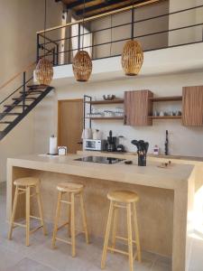 cocina con taburetes de madera y encimera en Loft Ha, en Chiconcuac