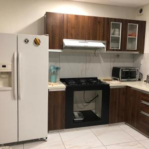 a kitchen with a stove and a refrigerator at Spacious, modern brand new apartment 22 best location in La Paz