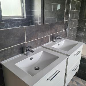 Et badeværelse på Maison BREST pouvant recevoir 10 personnes