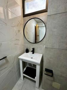 a bathroom with a white sink and a mirror at Temporal en la plata centro in La Plata