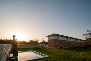 Πισίνα στο ή κοντά στο With Pet Inn