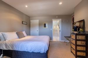 a bedroom with a bed and a flat screen tv at Portage Bay Hub in Portage +13 photos