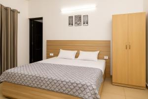 1 dormitorio con 1 cama y armario en Patron Stay, en Vrindāvan 5 fotos más