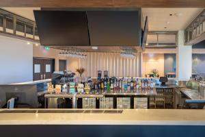 un bar en un restaurante con muchas bebidas en Best Western Cambridge Hotel Kununurra, en Kununurra