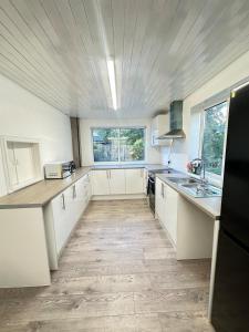 Köök või kööginurk majutusasutuses The City Gateway Villa