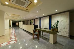 ein Büro mit einem Tisch und Stühlen in der Lobby in der Unterkunft Minos Hotel in Rethymno