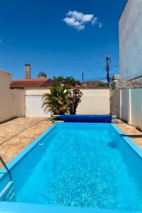 une piscine dans l'arrière-cour d'une maison dans l'établissement Casa Vitória, à Aparecida