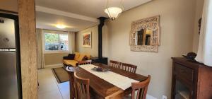 カネラにあるHospeda Serra Gaúcha - Jardim dos Bougainvillesのテーブルと椅子のあるキッチンとダイニングルーム