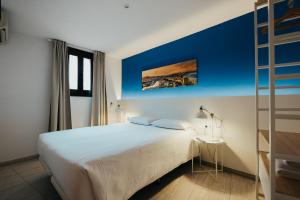 Postel nebo postele na pokoji v ubytování Ramblas Apartments + 44 fotografií