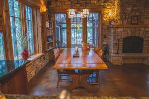 een houten tafel in een kamer met een open haard bij Anam Cara Cabin in Mohawk