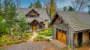 een blokhut met garage en huis bij Anam Cara Cabin in Mohawk