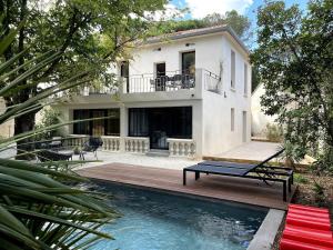 a house with a swimming pool in front of a house at Villa 47 SUD in Villeneuve-lès-Avignon