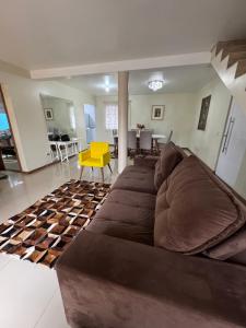 un gran sofá marrón en la sala de estar en Casa 2 dormitórios, en Passo de Torres