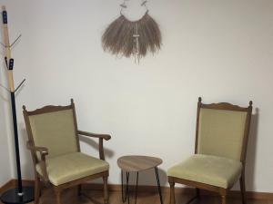 twee stoelen en een lamp in een kamer bij Casaba Suite 2-150qm-4 Rooms-Free Private Parking-House with garden in Hannover