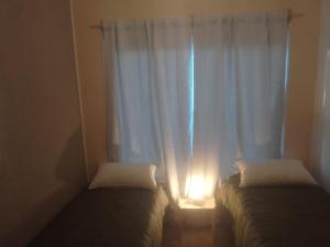 เตียงในห้องที่ Cabaña Desierto