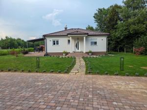 een huis met een stenen oprit ervoor bij House4Seasons in Lič