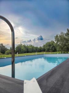 een zwembad met uitzicht op de bomen bij House4Seasons in Lič