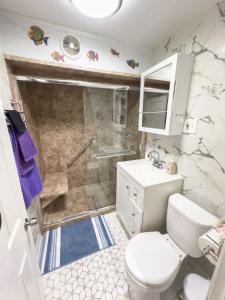 Sleeps 4 Guests Near Yale & Downtown - Free Parking في نيو هافن: حمام مع دش ومرحاض ومغسلة