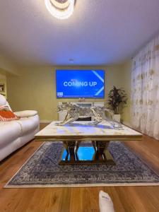 ニューヘイブンにあるCozy 2BR Near Yale & Downtown - Easy Street Parkingのリビングルーム(テレビ前のコーヒーテーブル付)