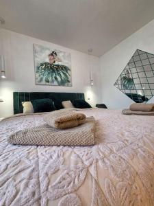 een slaapkamer met een groot bed met een grote sprei bij House4Seasons in Lič +60 foto's