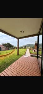 une vue de l'intérieur d'une maison avec une passerelle en bois dans l'établissement Pousada Studio Siriú Sol Nascente, à Garopaba
