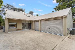 ein Haus mit Garage in der Unterkunft Private Access to Beach Oceanview with Home Gym in Cowes