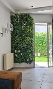 a room with a large green wall at Le Havre de Paix in Nabeul