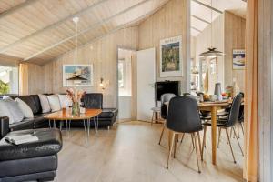 ein Wohnzimmer mit Sofa und Tisch in der Unterkunft FY141 Middelfart - Regulusvej 13 in Middelfart