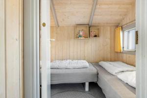 1 Schlafzimmer mit 2 Betten in einem kleinen Zimmer in der Unterkunft FY141 Middelfart - Regulusvej 13 in Middelfart