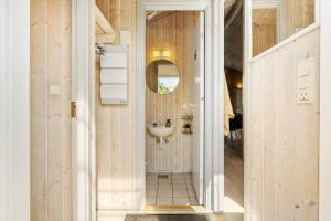 ein Badezimmer mit Waschbecken und Spiegel in der Unterkunft FY141 Middelfart - Regulusvej 13 in Middelfart + 27 Fotos