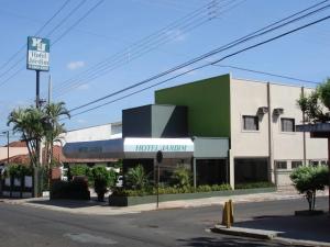 ジャウーにあるHotel Jardimの通路角の店