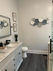 Ένα μπάνιο στο 3 Bedroom near downtown Atlanta w Jacuzzi +18 φωτογραφίες