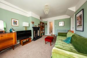 TV a/nebo společenská místnost v ubytování Amazing 2BDR house close to the city August deals + 26 fotografií