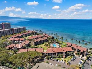 une vue aérienne d'un complexe hôtelier au bord de l'océan dans l'établissement Papakea D108 · PK D108 Spacious Condo at BeachFront Resort, à Kahana