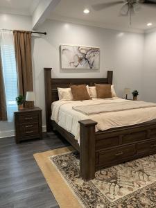 Ένα ή περισσότερα κρεβάτια σε δωμάτιο στο 3 Bedroom near downtown Atlanta w Jacuzzi