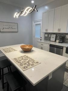 Η κουζίνα ή μικρή κουζίνα στο 3 Bedroom near downtown Atlanta w Jacuzzi