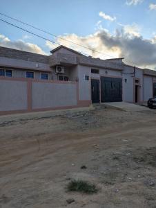 un edificio con garaje y aparcamiento en Villa Ange Coeur, en Komé