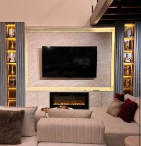 Una sala de estar con un sofá blanco y una chimenea. en Luxury Oasis Porto de Galinhas, en Ipojuca