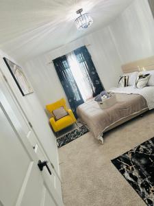 Postel nebo postele na pokoji v ubytování luxury king's size bedroom