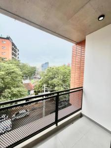 Un balcón con vista a una ciudad en Edificio Venire, en Asunción