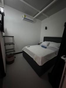 Un dormitorio con una cama y una escalera dentro. en Loft en San José de pinilla avellanas guanacaste, en San José Pinilla