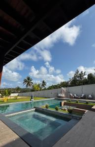 una piscina en el patio trasero de una villa en Luxury Oasis Porto de Galinhas, en Ipojuca 10 fotos más