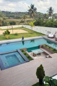 una piscina con vista a un patio en Luxury Oasis Porto de Galinhas, en Ipojuca