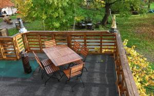 FeWo Prinz Eugen & Salome Schloss Weitersroda في هيلدبورغهاوزن: سور خشبي مع طاولة وكراسي على الفناء