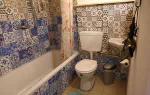 a blue and white bathroom with a toilet and a tub at FeWo Prinz Eugen & Salome Schloss Weitersroda in Hildburghausen +32 photos